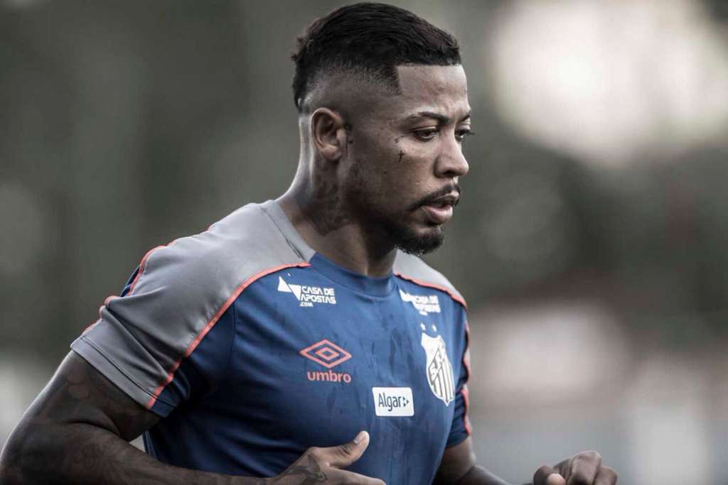Após folga, Marinho se reapresenta ao Santos com conjuntivite