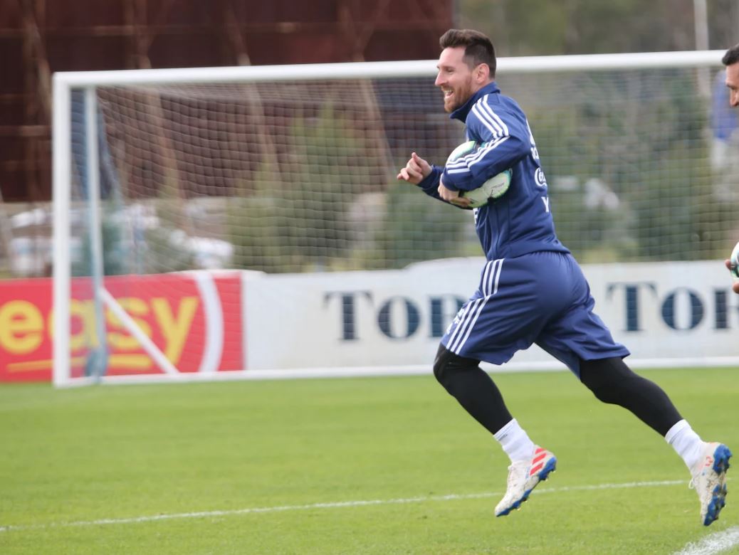 Messi celebra 32 anos e ganha convite para entrar na Calçada da Fama do Maracanã