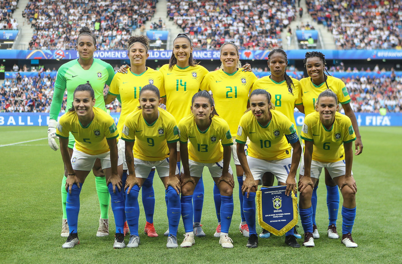 Atletas da seleção são recebidas com festa na chegada ao Brasil: ‘Nunca vi assim’