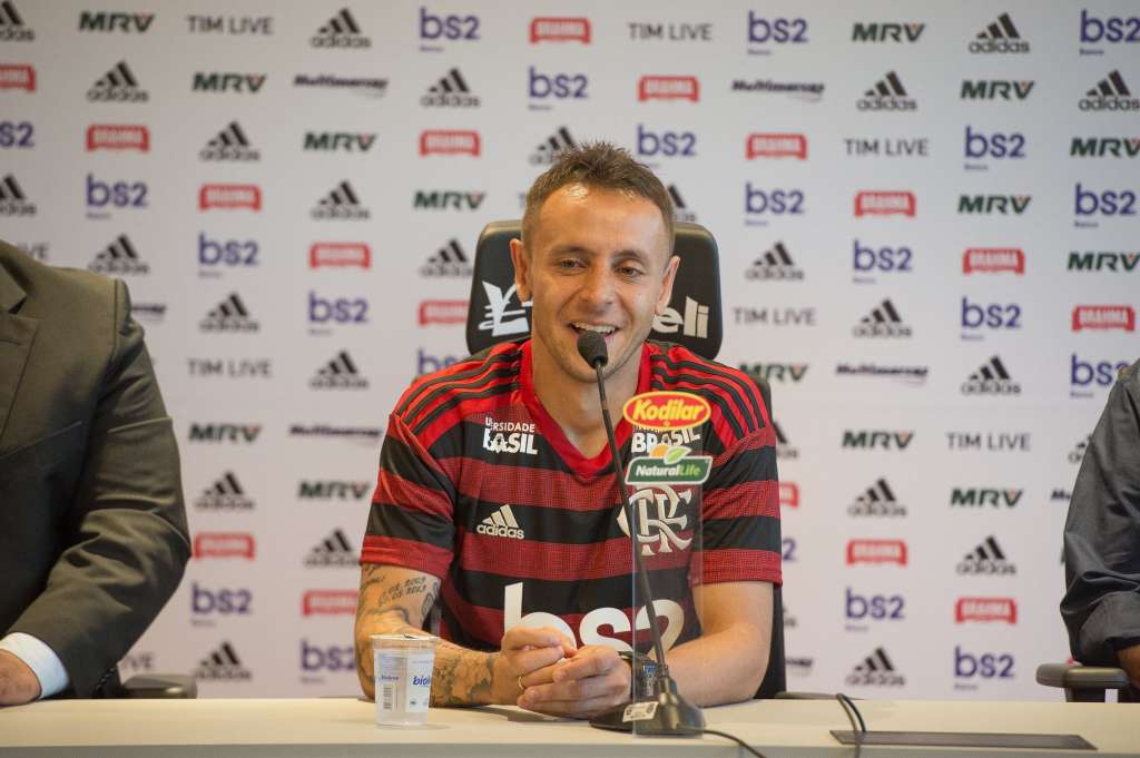 Rafinha celebra retorno ao Brasil após 14 anos: 'Eu escolhi o Flamengo'