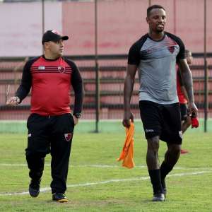 Oeste e Santos se acertam e zagueiro inicia treinamentos pelo clube do interior