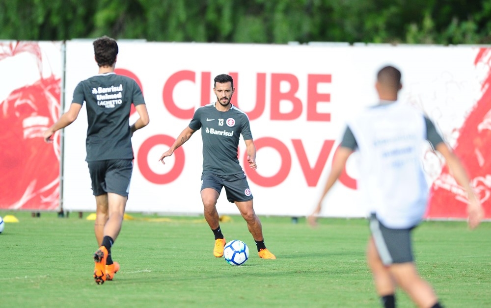 Titular em 1º treino tático após parada, Uendel festeja sequência pelo Inter