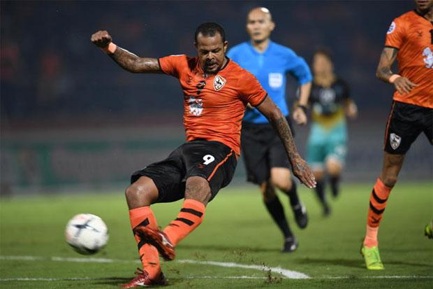 Com gol de ex-Bota e Timão, Chiangrai vence e se aproxima dos líderes na Thai League