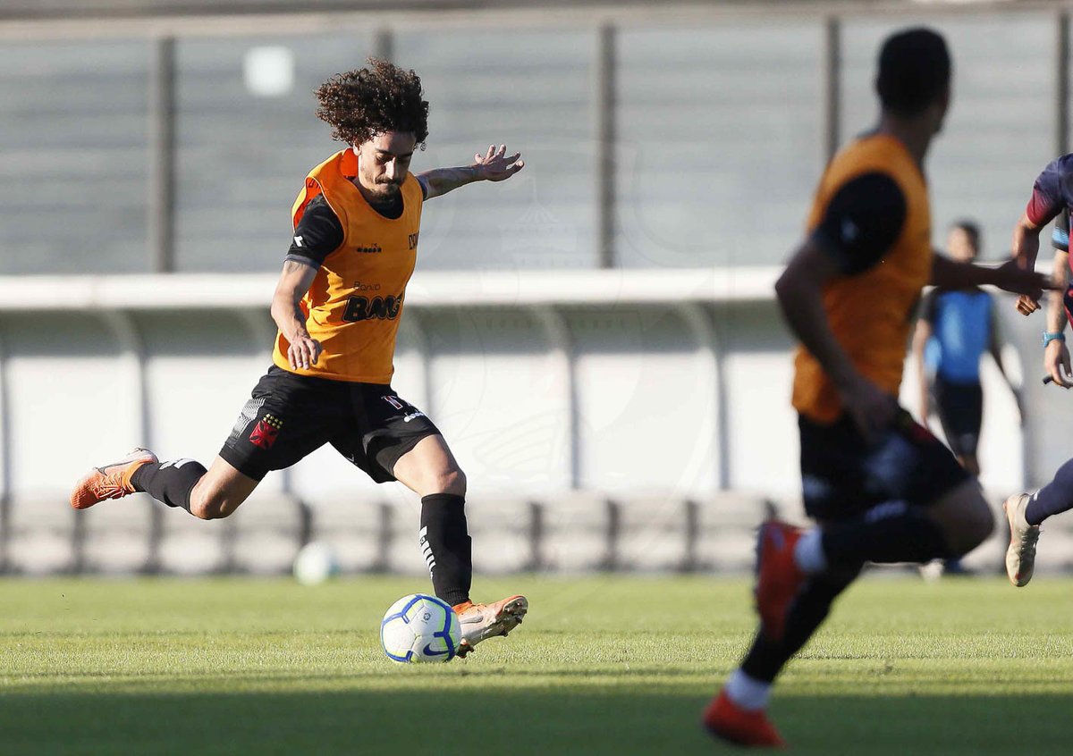 Com 2 gols de Valdívia, Vasco vence Madureira em jogo-treino