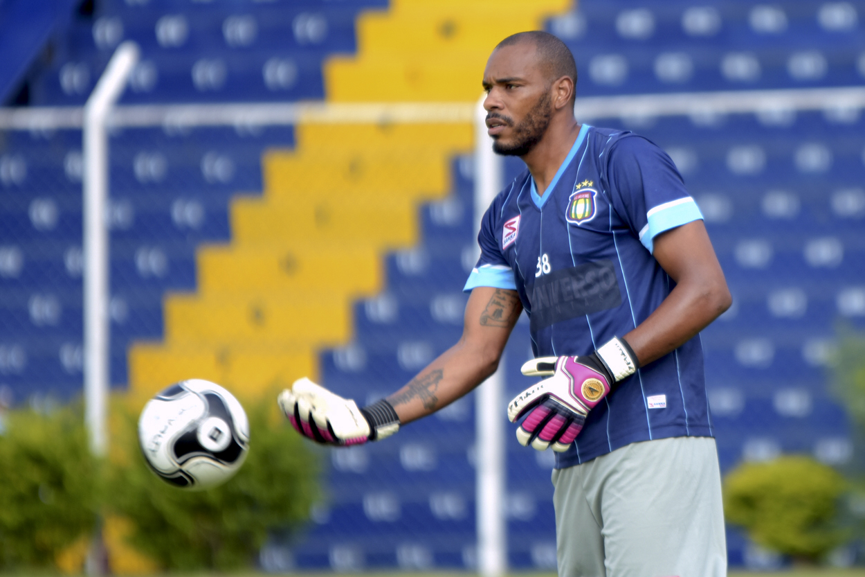Paes, goleiro campeão da Série A2 pelo São Caetano, deve fechar com grande da capital