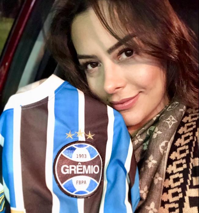 Larissa Riquelme foi presenteada com a camisa do Grêmio