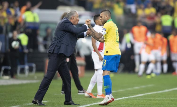 Tite cita carinho gremista, volta a falar sobre limitação e critica disputa da cal