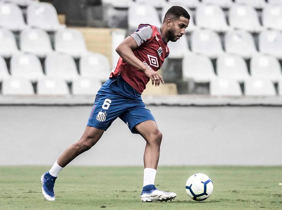 Lateral do Santos sofre trauma na cabeça, vai para o hospital e fica em observação