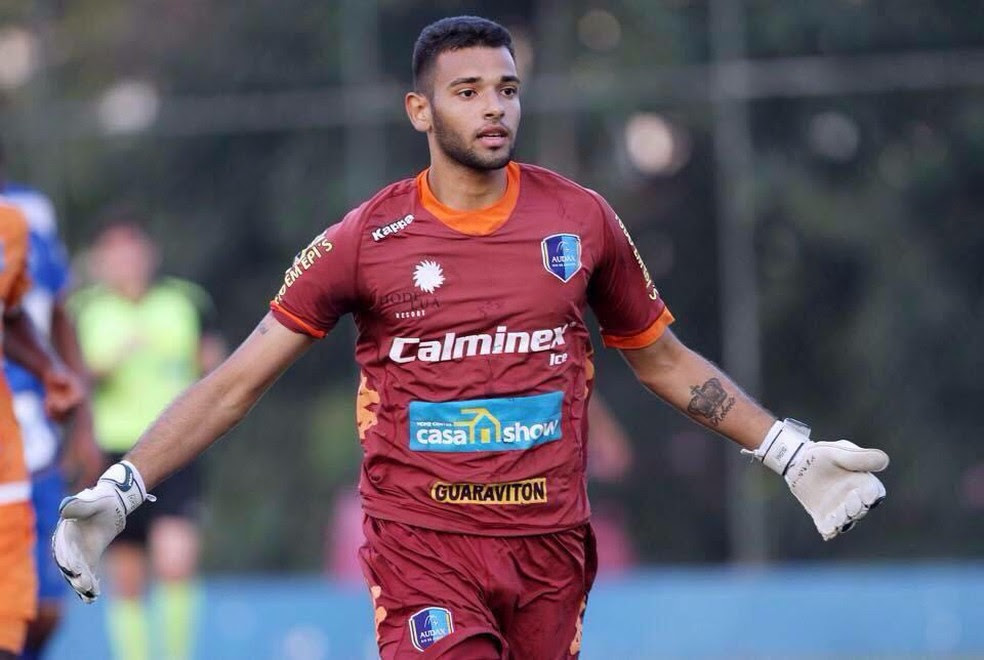 Time da Série D contrata goleiro que é filho de treinador da Série A