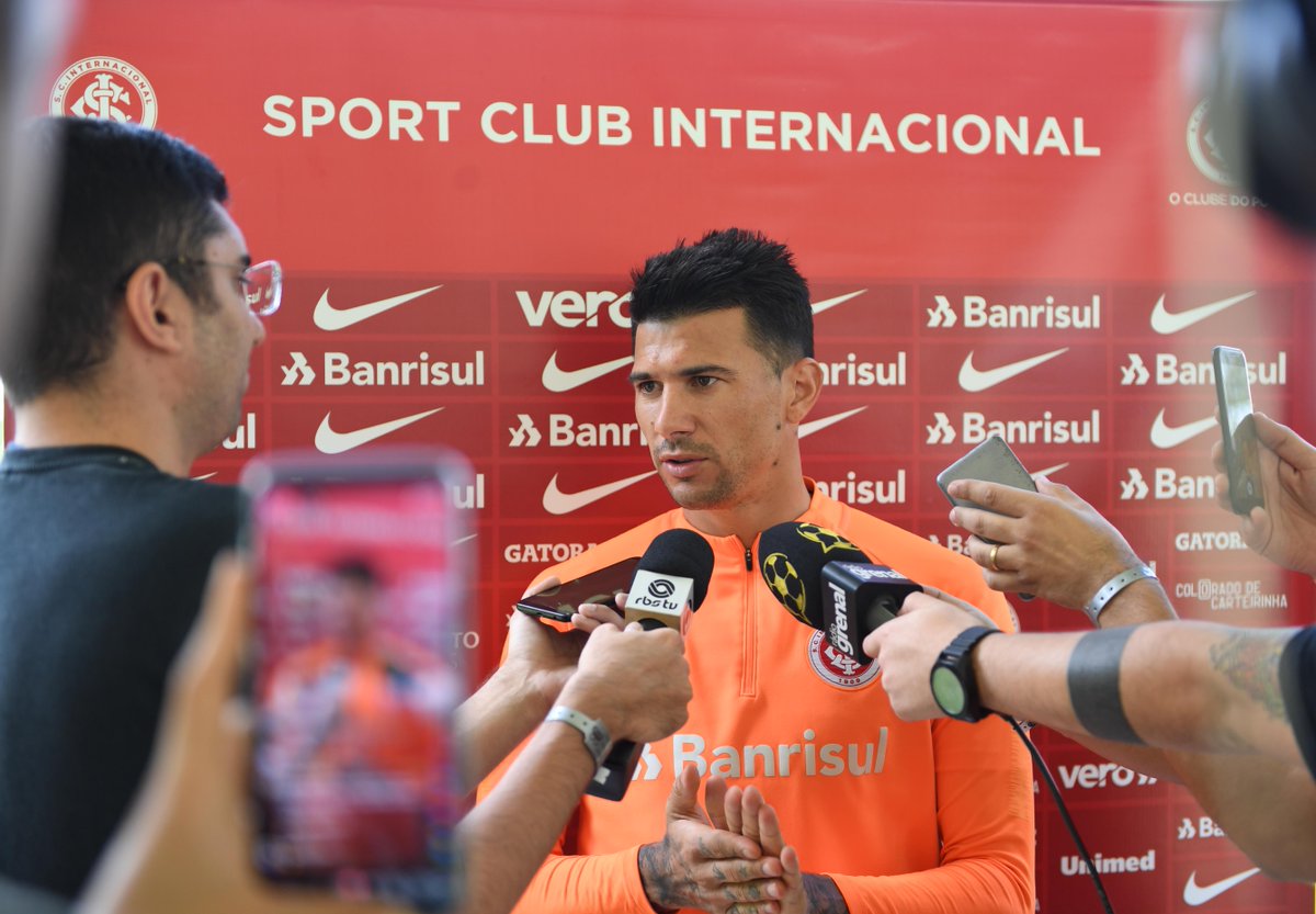 Victor Cuesta exalta concentração e ansiedade do Inter para duelo com o Palmeiras