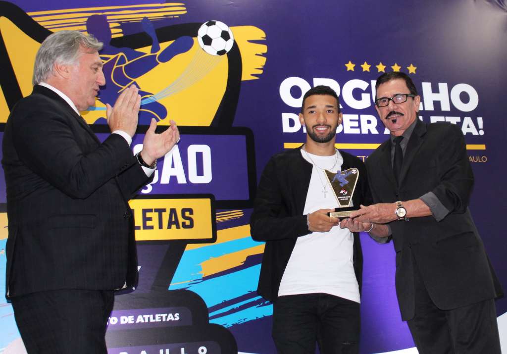 Presente e passado do Corinthians: Clayson recebe prêmio das mãos de Zenon - Fabio Gianelli/Soccer Digital