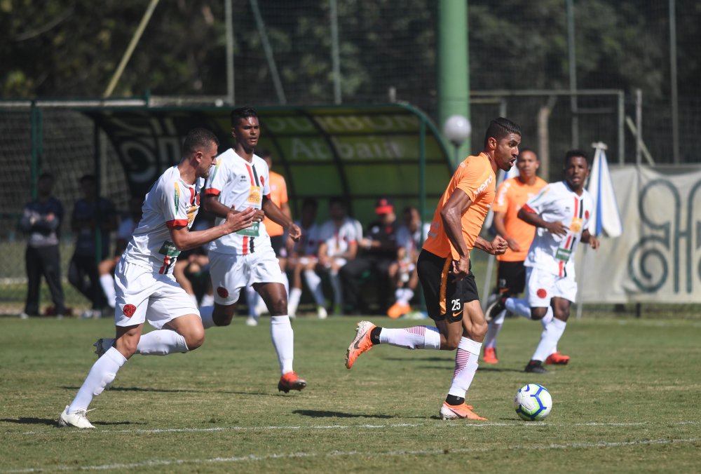 Vitória em jogo-treino ajuda treinador a montar Inter para jogo da Copa do Brasil