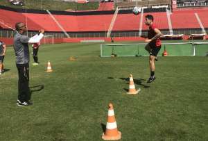 Volante ex-Ponte e Guarani treina no Vitória antes de ser anunciado como reforço