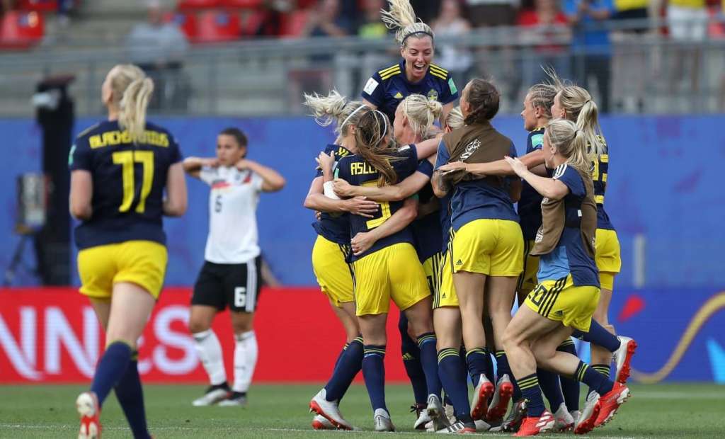 Jogadoras da Suécia comemoram a classificação para as semifinais do Mundial Feminino