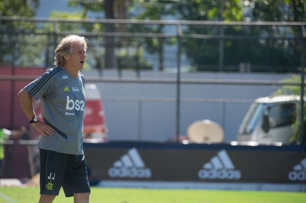Diego elogia Jorge Jesus após jogo-treino: 'Quem mais exigiu da equipe até agora'