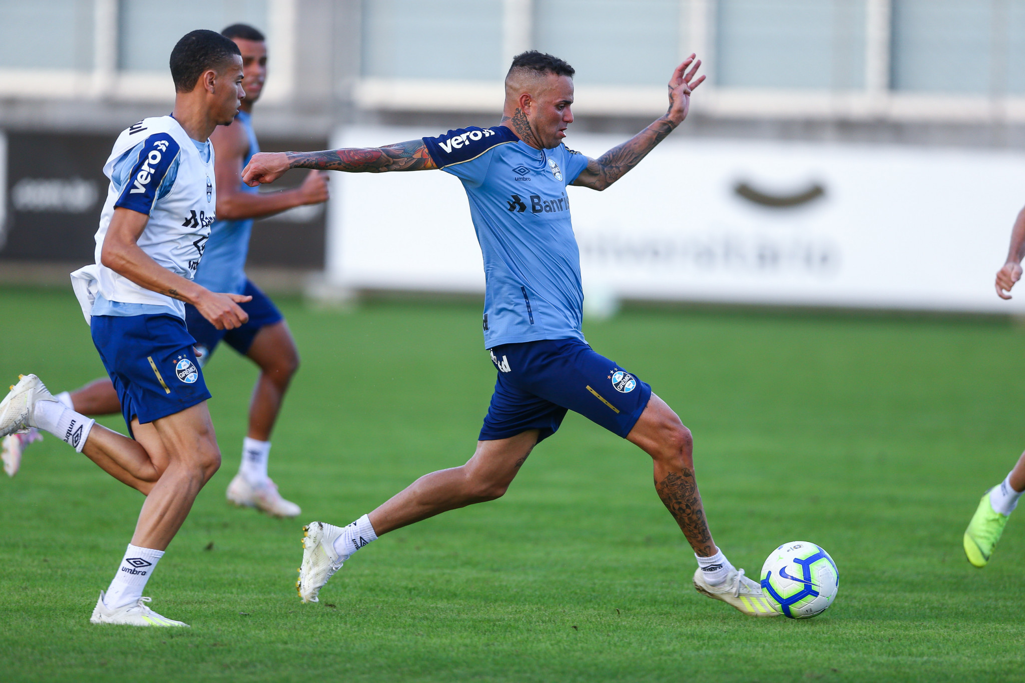 Em treinamento, Renato Gaúcho esboça Grêmio com Luan isolado no ataque
