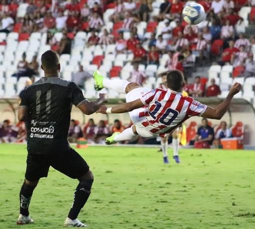 Náutico e ABC iguais. Foto: Léo Lemos