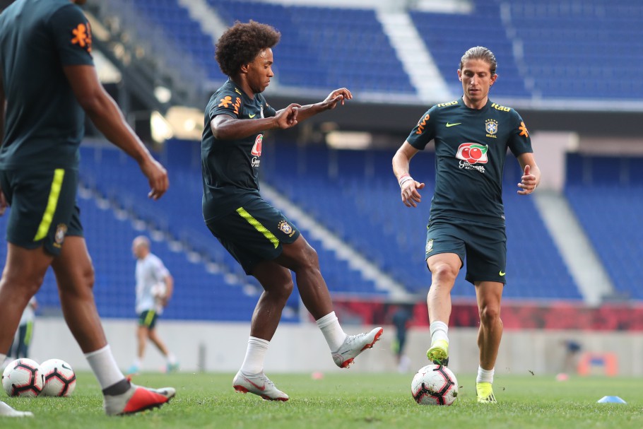 Em treino fechado, Filipe Luís trabalha com bola, mas continua como dúvida