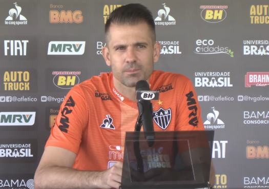Victor vê clássico como grande teste e exalta chegada de estrangeiros ao Atlético