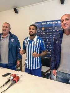 Após um mês de treino, Avaí apresenta ex-lateral direito do Fluminense