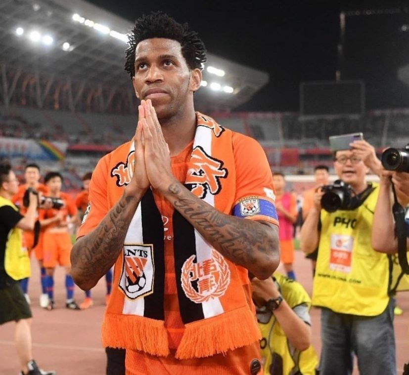 A caminho do Corinthians, zagueiro deixa China com multidão no aeroporto