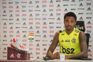 Atacante do Flamengo exalta novo treinador e promete corresponder