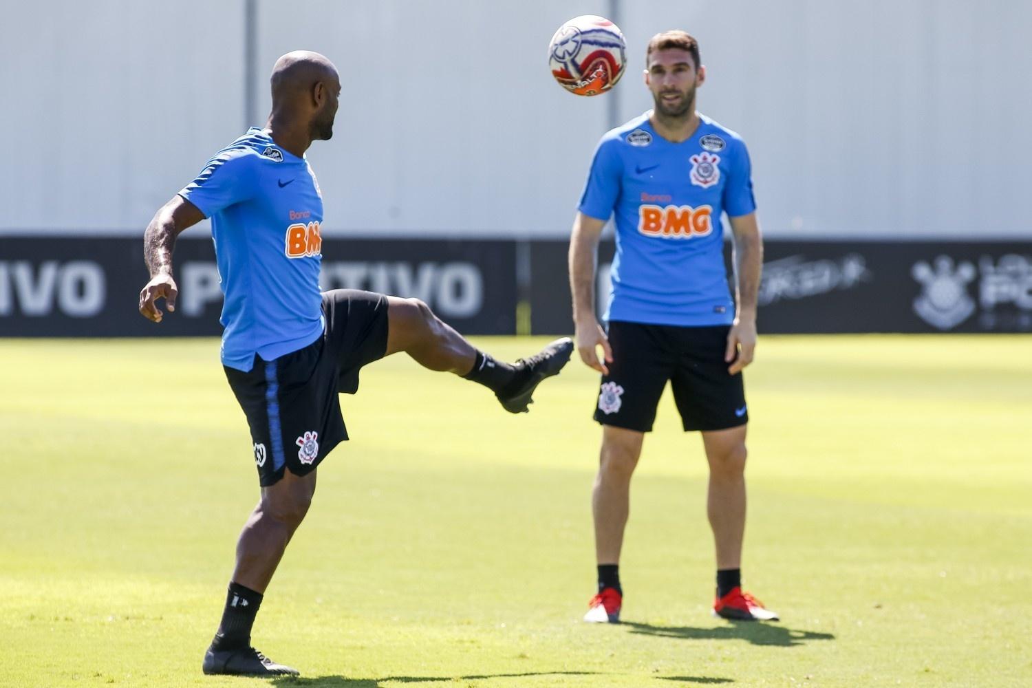 Sem oito jogadores, Carille esboça Corinthians com Boselli no ataque