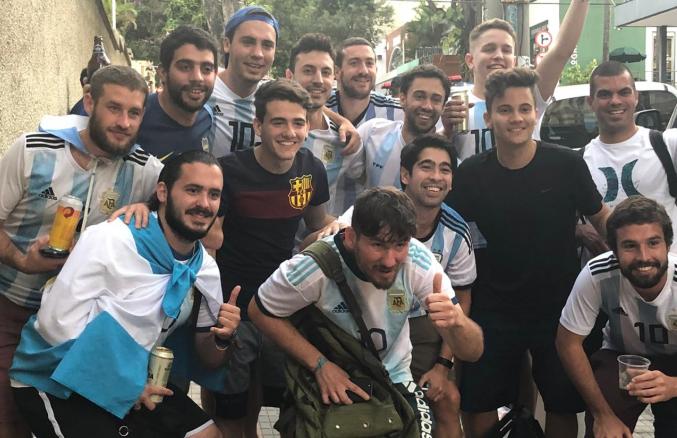 Sósia de Messi brinca de embaixadinha e vira atração entre argentinos