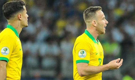 Artur, à direita, aliviado.