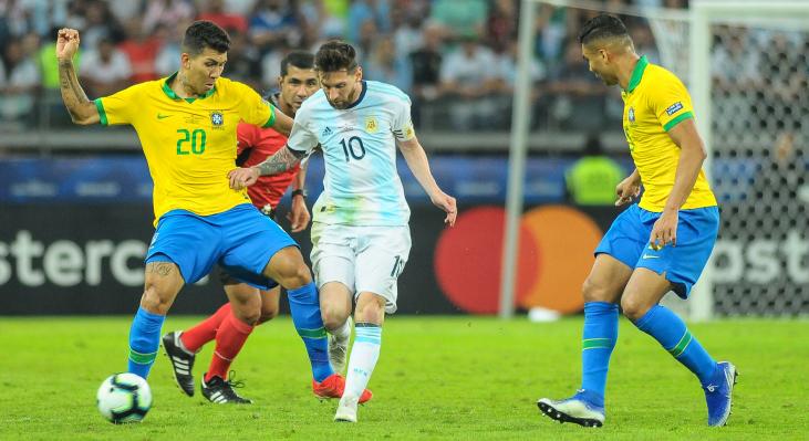 Brasileiros não deram espaço para Messi.