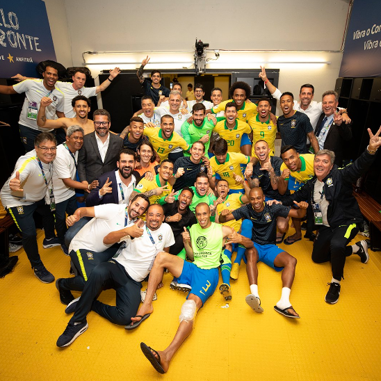 Neymar vai ao vestiário e comemora vitória sobre a Argentina com companheiros