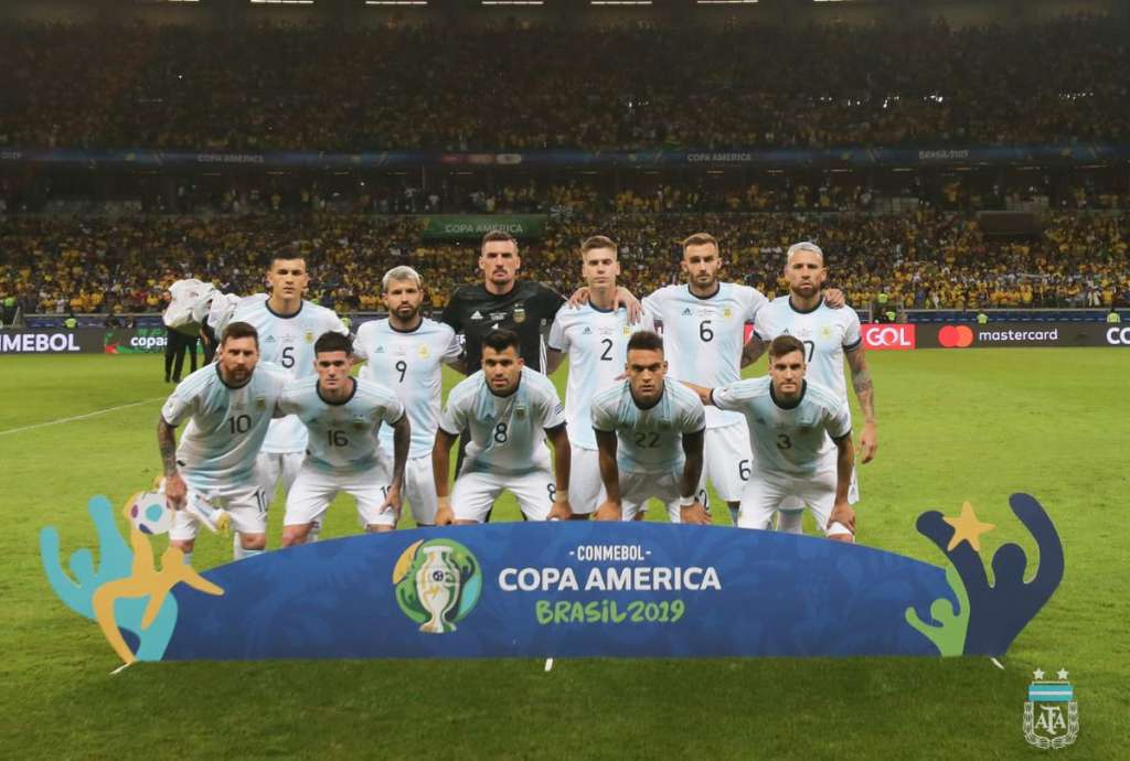 Messi defende permanência de Scaloni no comando da Argentina