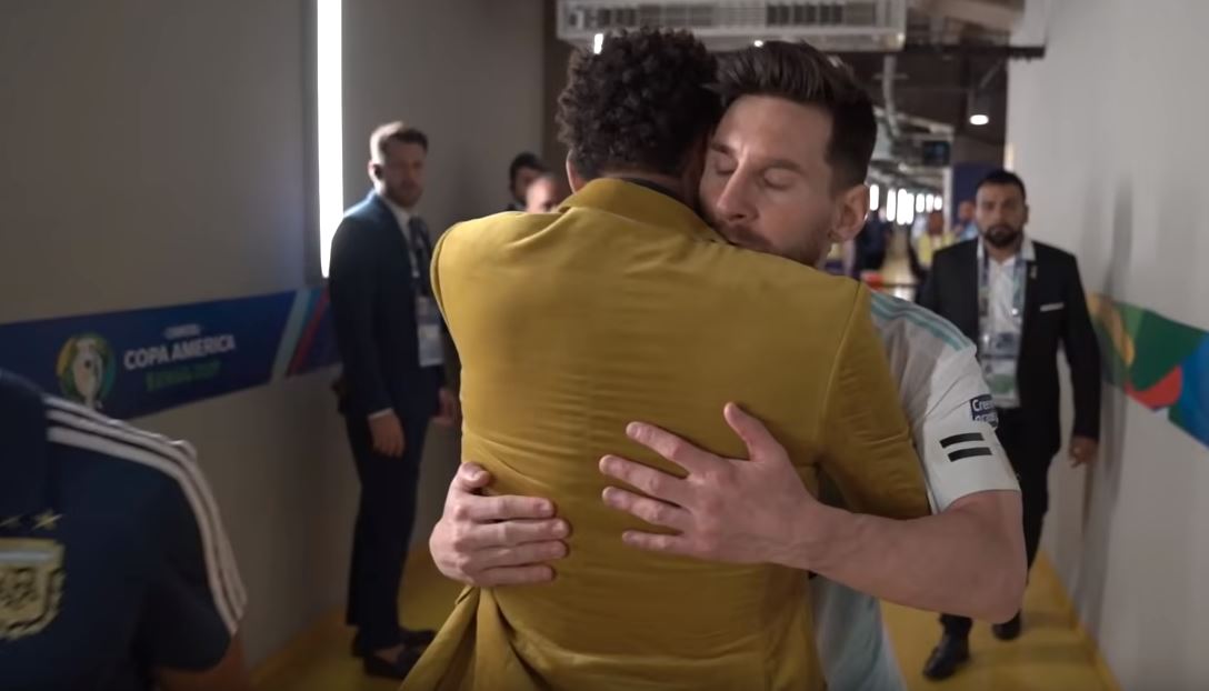 Após derrota para o Brasil, Neymar foi ao vestiário consolar Messi