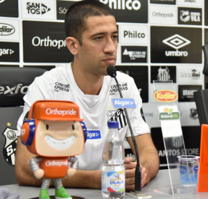 Desempenho na Europa vira trunfo para Evandro superar desconfiança no Santos