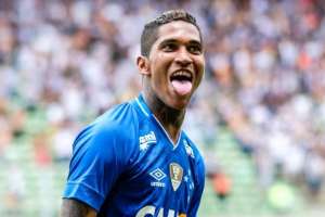 Atacante do Cruzeiro viaja para fazer exames médicos e assinar contrato com São Paulo