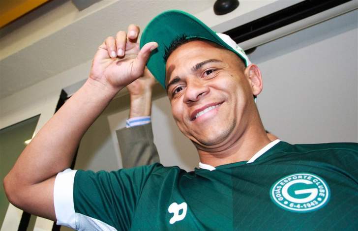 Ex-Inter e Flu, atacante Walter vê gancho ser estendido e desfalca Goiás por um ano