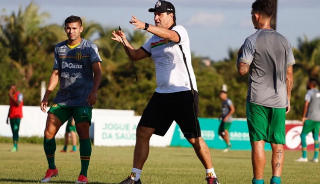 Brigatti prepara o time. (Foto: Lucas Almeida/Sampaio Corrêa)