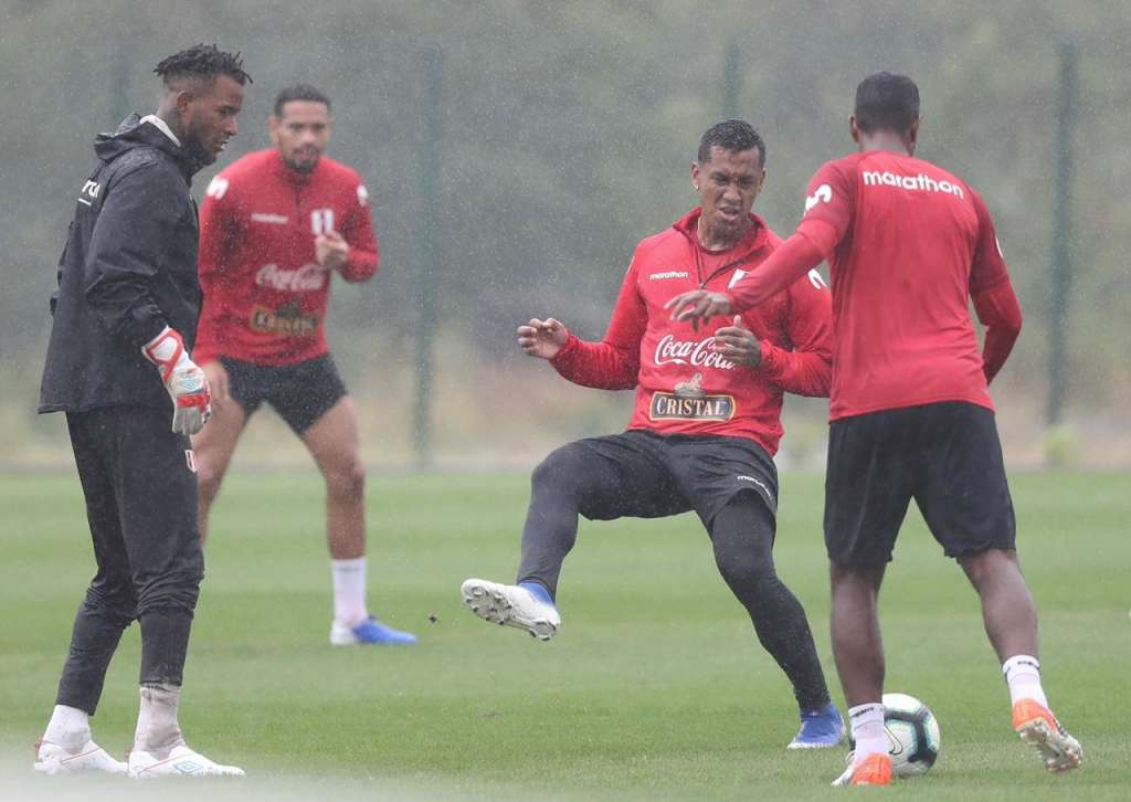 Peru mantém dúvida no ataque para final com Brasil após treinar sob chuva no Rio