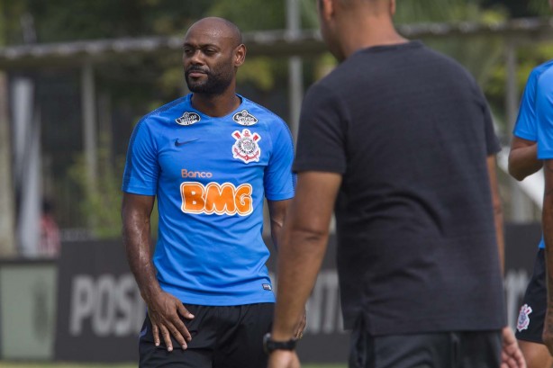 Clayson e Everaldo voltam a treinar com grupo no Corinthians e Love dá susto