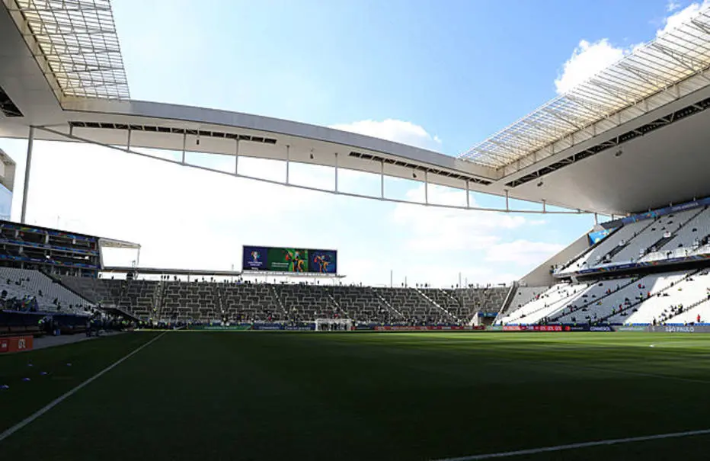 Torcedores de todos os clubes ‘desfilam’ tranquilamente pela Arena Corinthians