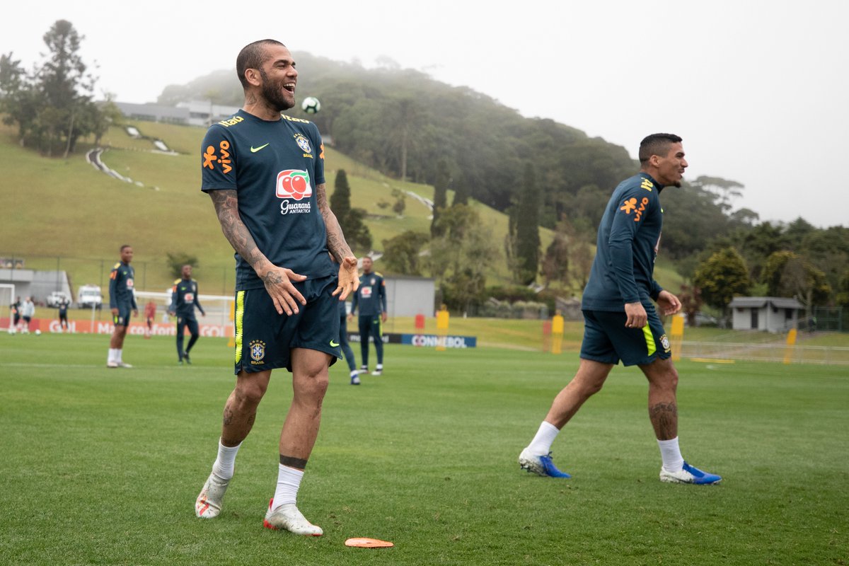 Veterano da seleção, Daniel Alves exalta oportunidade de erguer taça como capitão