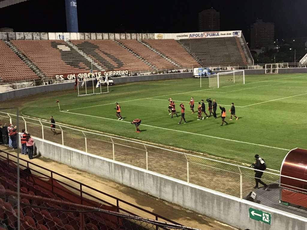 Ao fim da partida, os jogadores do Ituano foram comemorar com a torcida