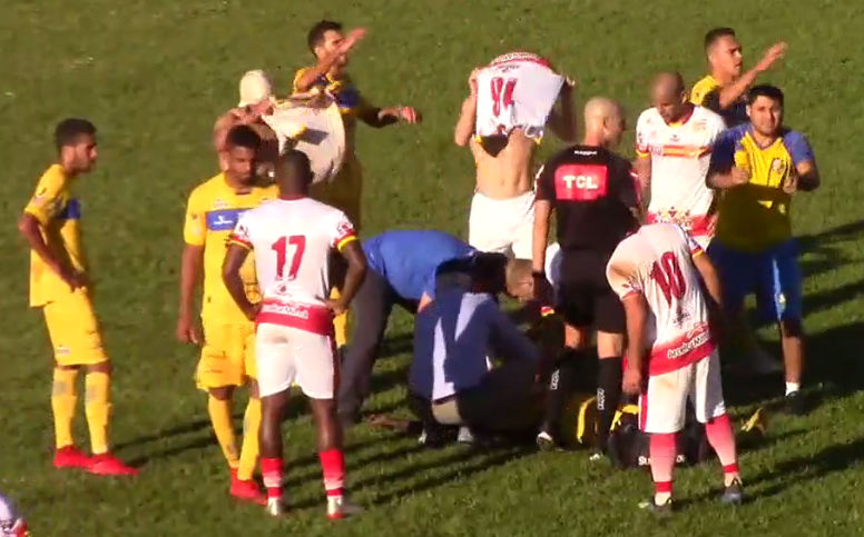 Neverton saiu de ambulância. (Foto: Reprodução/My Cujoo)