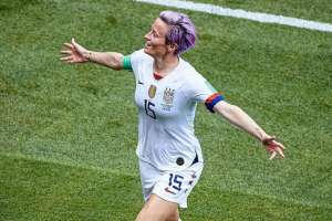 Decisiva, Rapinoe é premiada com Bola e Chuteira de Ouro do Mundial Feminino