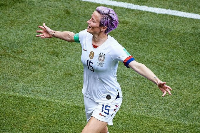 Decisiva, Rapinoe é premiada com Bola e Chuteira de Ouro do Mundial Feminino