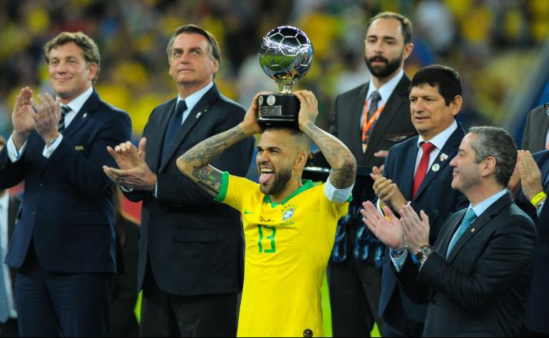 Eleito melhor da Copa América, Daniel Alves amplia seu recorde de títulos para 40