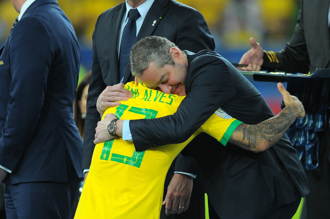 Daniel Alves agradece torcida em ‘reencontro especial’ do Brasil com o Maracanã