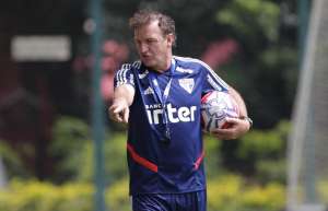 Cuca esboça time do São Paulo para clássico e Lucas Fernandes é reintegrado