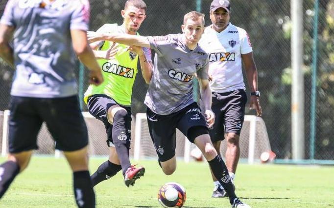 Adilson volta a faltar a treino no Atlético-MG e deve ficar de fora do clássico
