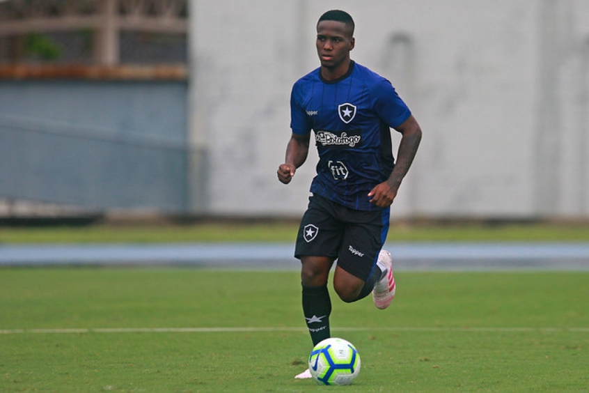 Após treinar como titular, Jonathan poderá ser novidade do Botafogo no Mineirão